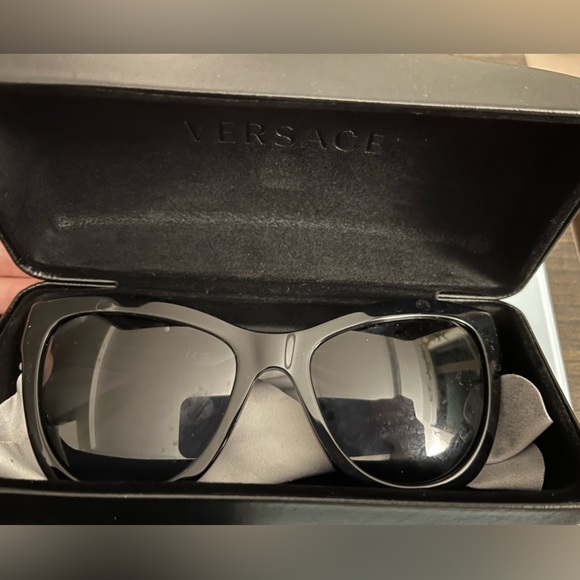 Versace women’s sunglasses (with case and box) - Picture 2 of 4